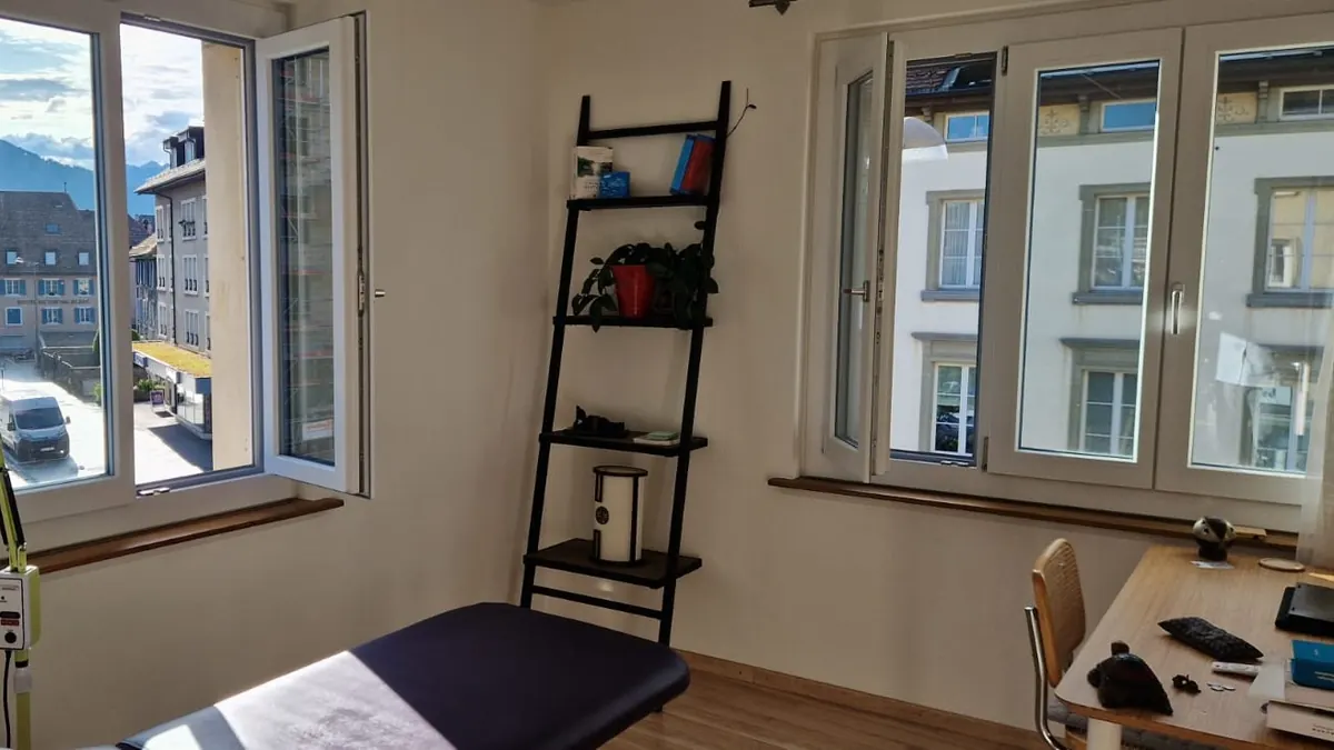 Fenêtres ouvertes sur la ville depuis le cabinet
