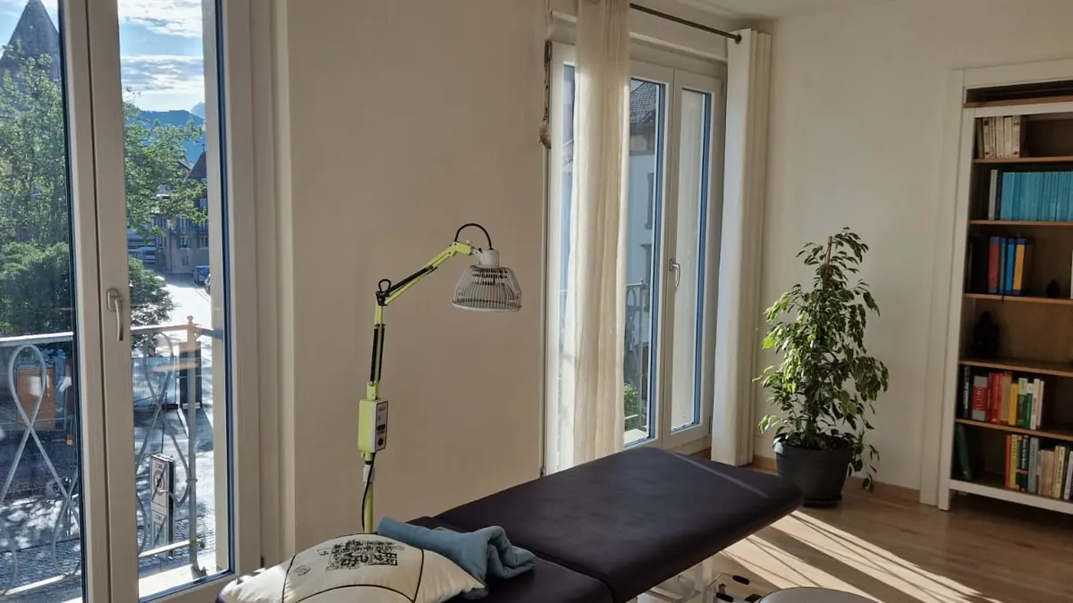 Table de soin près de la fenêtre